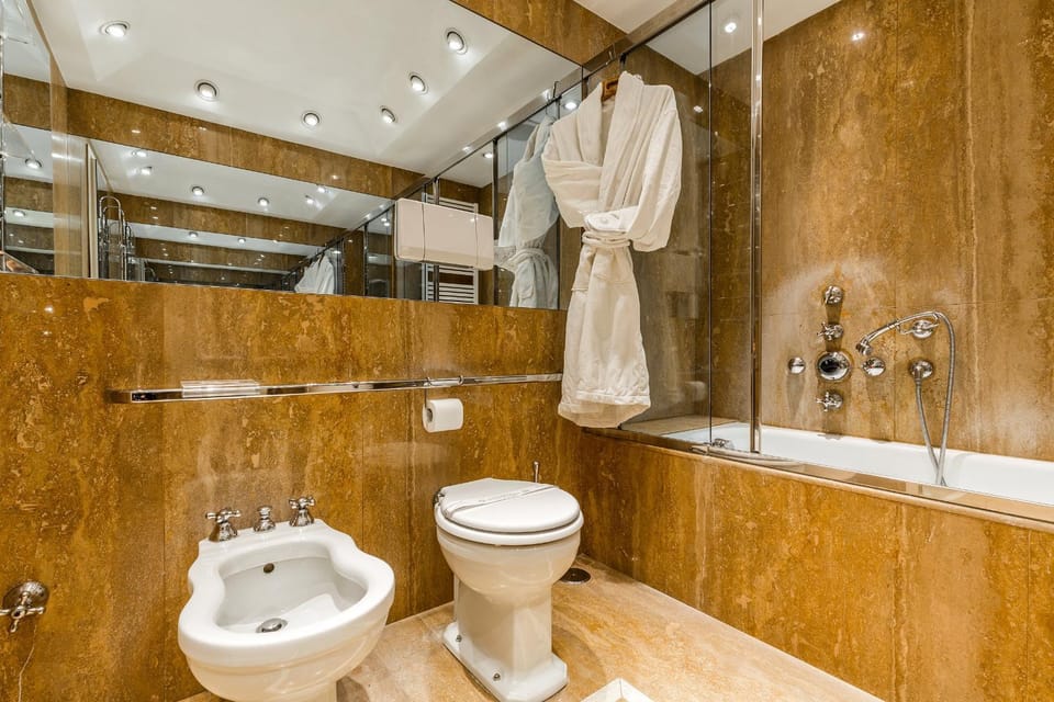Shower, Toilet, Spring, Winter, Summer, Bathroom, Photo of the whole room, Decorative detail, Autumn, On site, Bath, towels