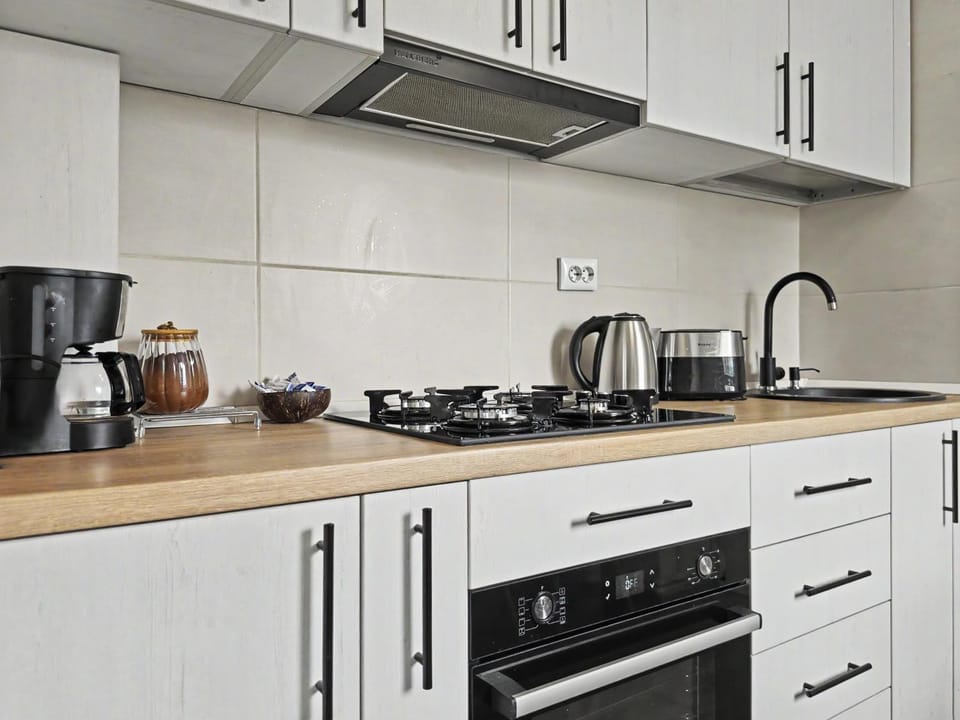Coffee/tea facilities, Kitchen or kitchenette, microwave, oven, stove, toaster, kitchen