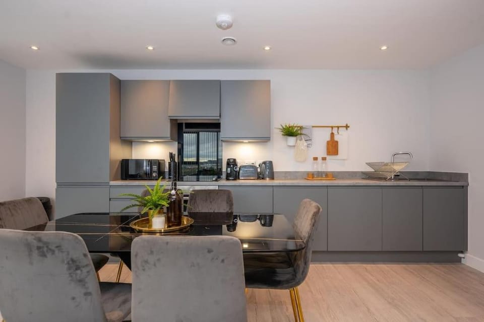 Stunning Brand New 3 Bed By Valore Property Services Apartment in Salford