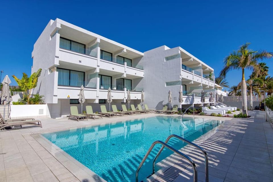 Property building, Pool view, Pool view, Sea view, Sea view, Swimming pool