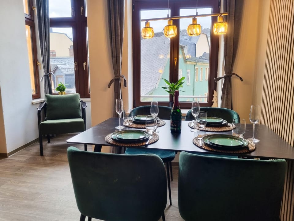Living room, Seating area, Dining area, Breakfast, Lunch, Dinner
