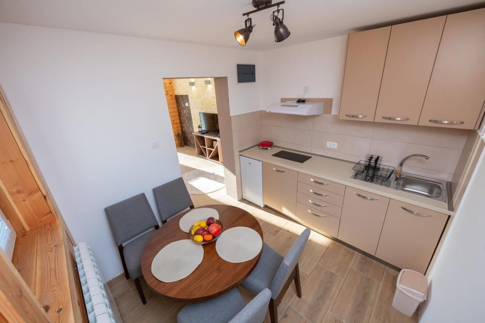 Kitchen or kitchenette, Seating area, Dining area