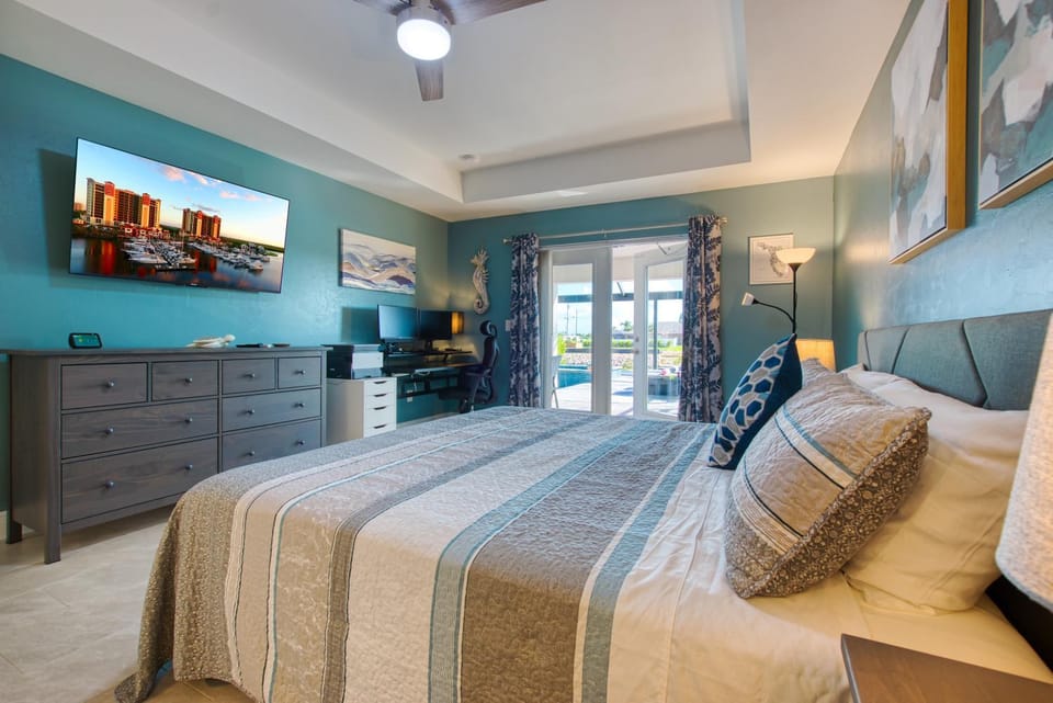 VILLA SOUTHERN ESCAPE - 4 BEDS - 3 BATHS - 8 GUESTS - WATERVIEW & POOL/SPA - INCL. 10% OFF BOAT RENTAL Villa in Cape Coral