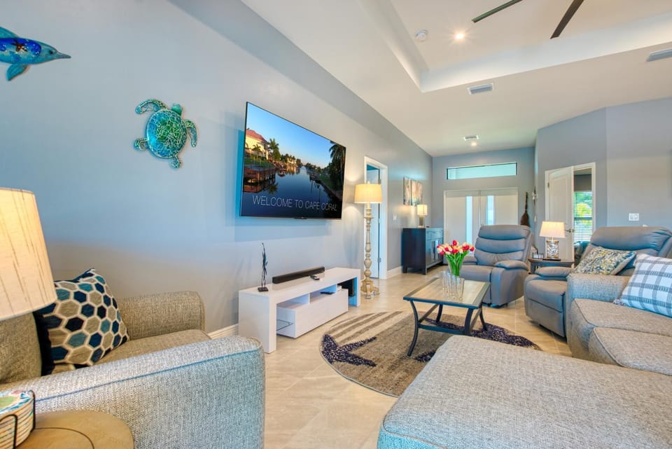VILLA SOUTHERN ESCAPE - 4 BEDS - 3 BATHS - 8 GUESTS - WATERVIEW & POOL/SPA - INCL. 10% OFF BOAT RENTAL Villa in Cape Coral