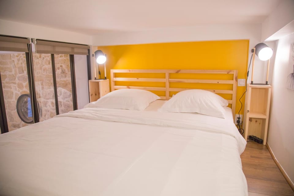 Chloé - Modern Loft Sorbonne Notre-Dame Historic Apartment in Paris