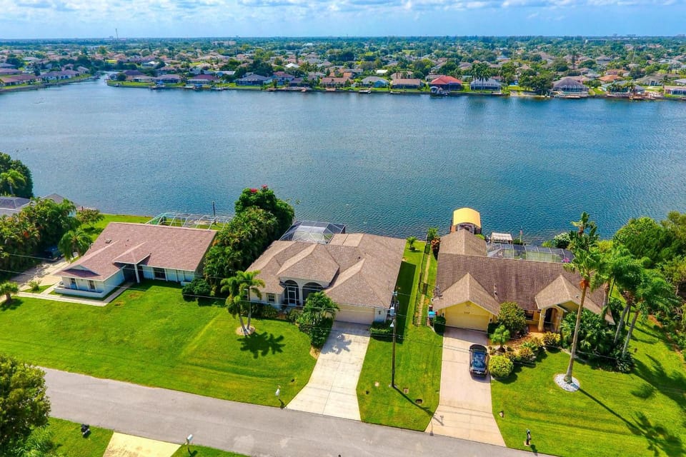 VILLA WATERFRONT - 3 BEDS - 3 BATHS - 6 GUESTS - LAKEVIEW & POOL/SPA - INCL. 10% OFF BOAT RENTAL Villa in Cape Coral