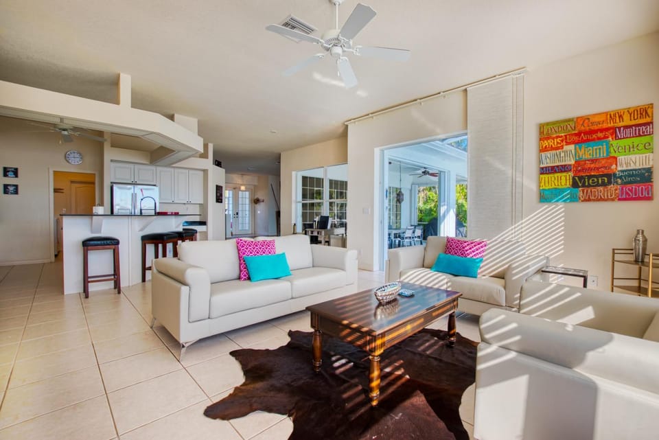 VILLA WATERFRONT - 3 BEDS - 3 BATHS - 6 GUESTS - LAKEVIEW & POOL/SPA - INCL. 10% OFF BOAT RENTAL Villa in Cape Coral