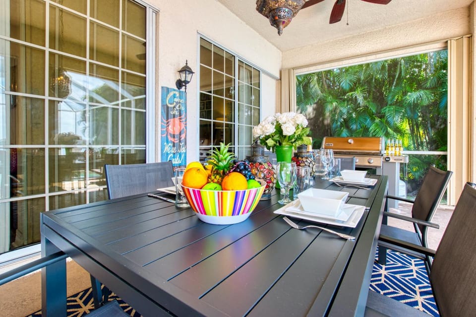 VILLA WATERFRONT - 3 BEDS - 3 BATHS - 6 GUESTS - LAKEVIEW & POOL/SPA - INCL. 10% OFF BOAT RENTAL Villa in Cape Coral