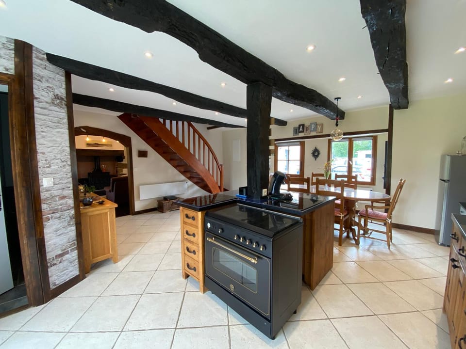 Kitchen or kitchenette, Seating area