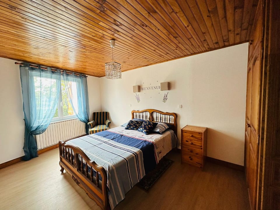Bed, Photo of the whole room, Bedroom