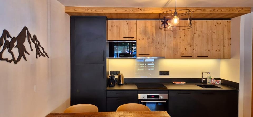 Coffee/tea facilities, dishwasher, microwave, oven, stove, washing machine