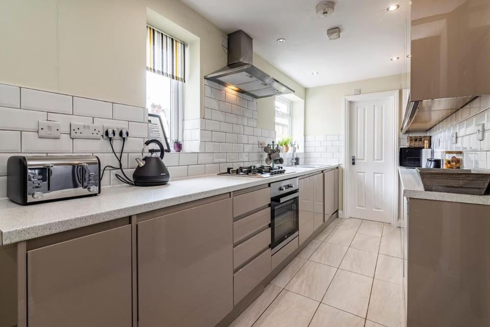 4 Bed Terraced House in Beeston with Convenient City Centre Access Bed and Breakfast in Nottingham