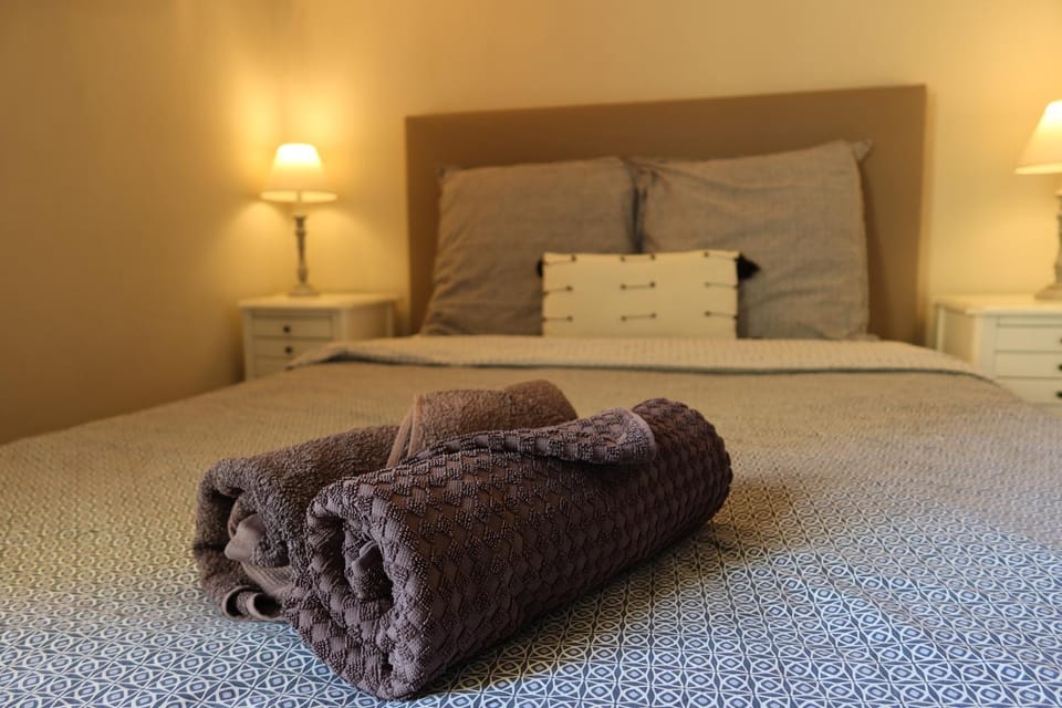 Bed, towels