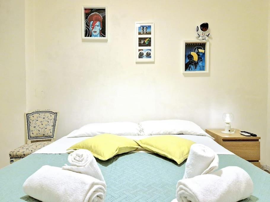Bed, Bedroom, towels