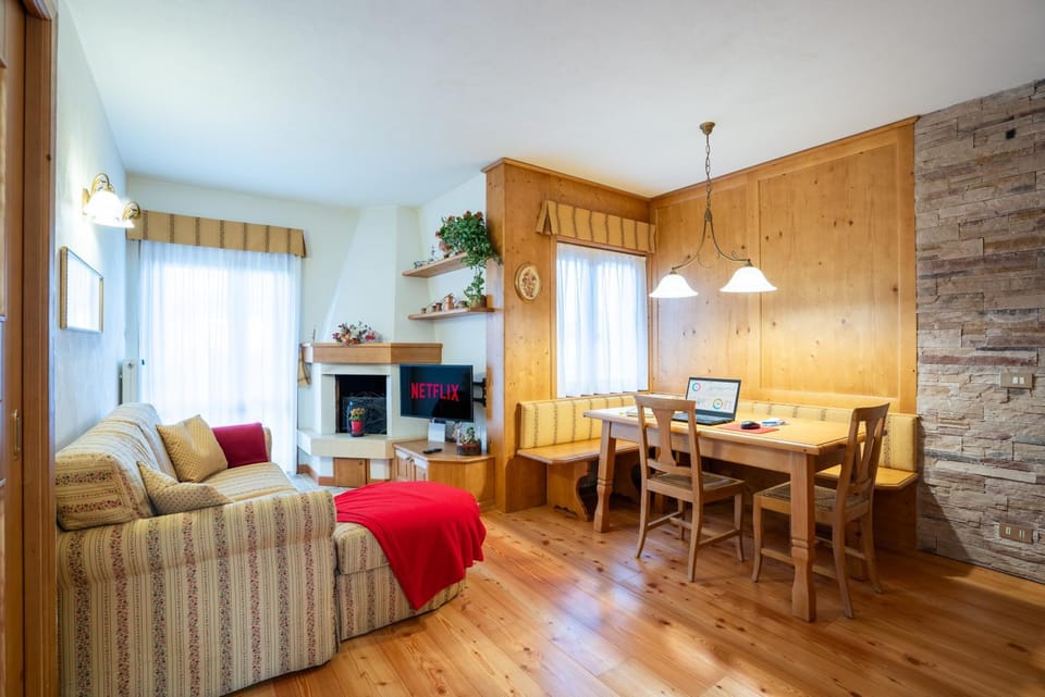 TV and multimedia, Living room, Seating area, Dining area
