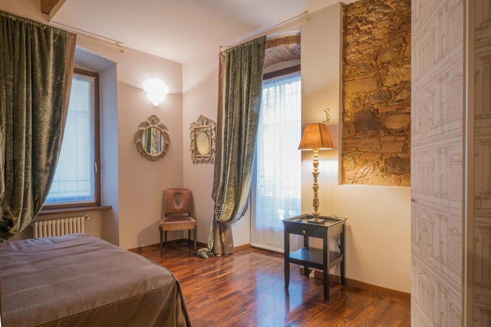 Bed, Living room, Photo of the whole room, Seating area, Bedroom
