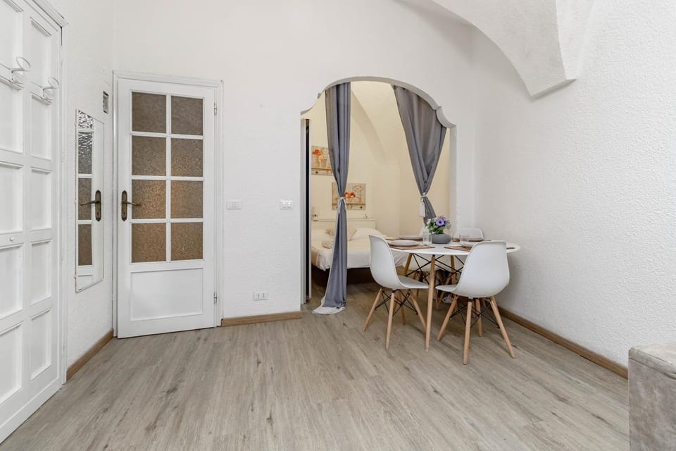 Bed, Photo of the whole room, Dining area, Bedroom