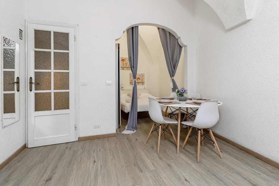 Bed, Photo of the whole room, Dining area, Bedroom
