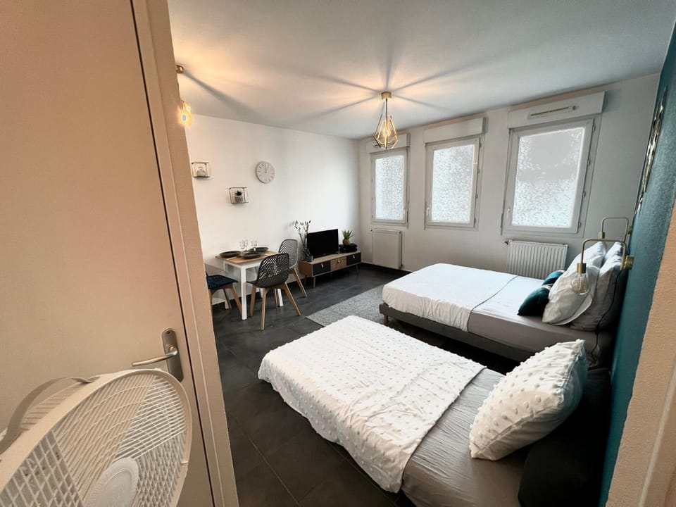 Bed, Photo of the whole room, internet