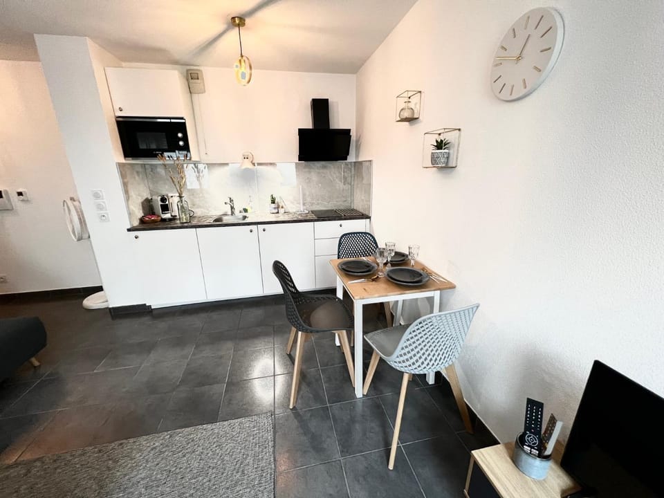 Kitchen or kitchenette, Dining area, minibar