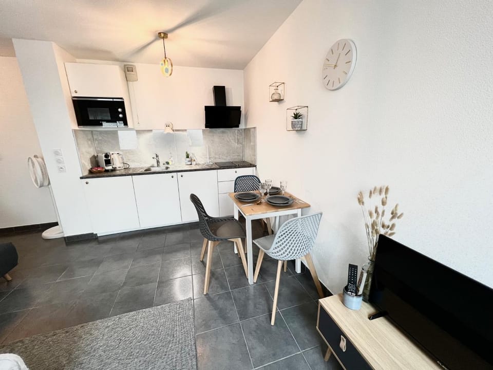 TV and multimedia, Seating area, Dining area, minibar, stove