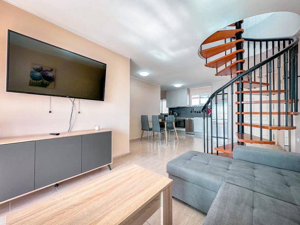 Communal lounge/ TV room, TV and multimedia, Living room, Seating area, Evening entertainment