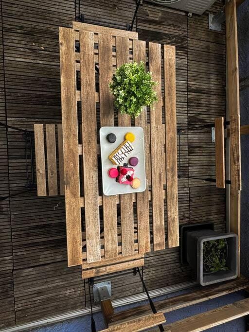 Balcony/Terrace, Food and drinks