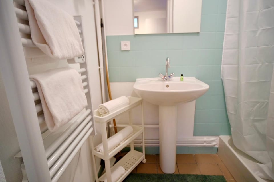 Bathroom, towels