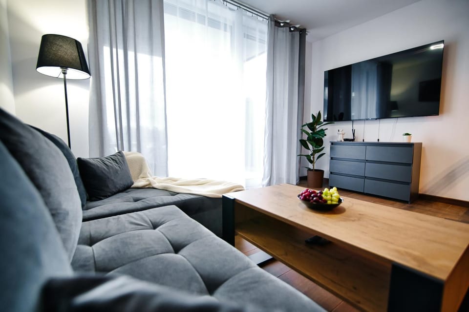 TV and multimedia, Living room, Seating area, Evening entertainment
