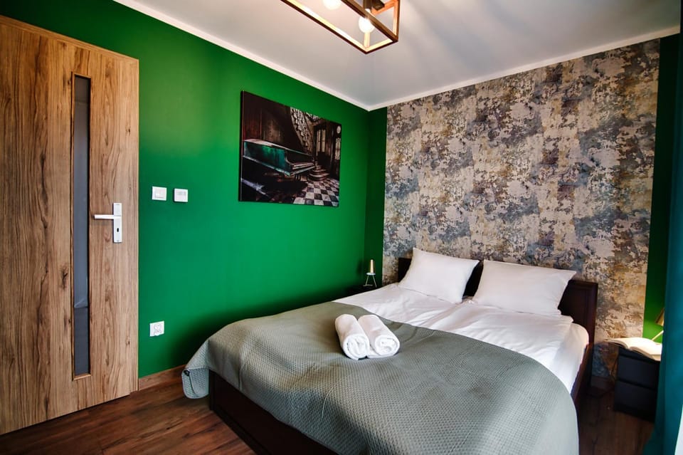Bed, TV and multimedia, Photo of the whole room, Bedroom, towels, wardrobe