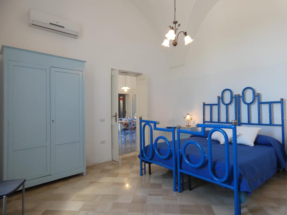 Bed, Bedroom, wardrobe, air conditioner