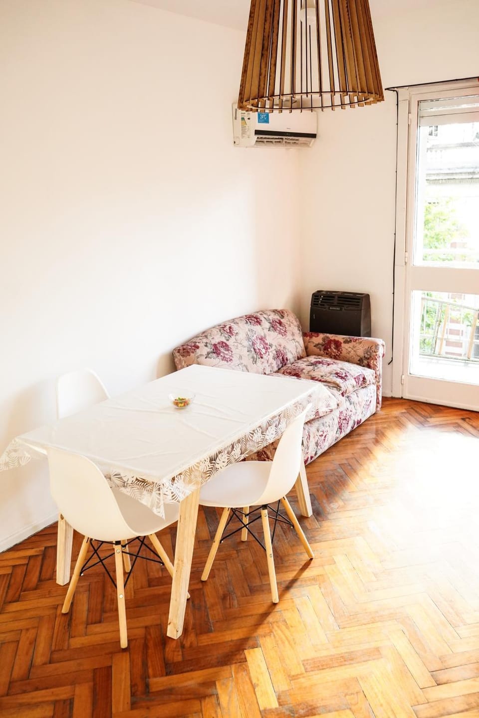 TV and multimedia, Living room, Seating area, Dining area, air conditioner