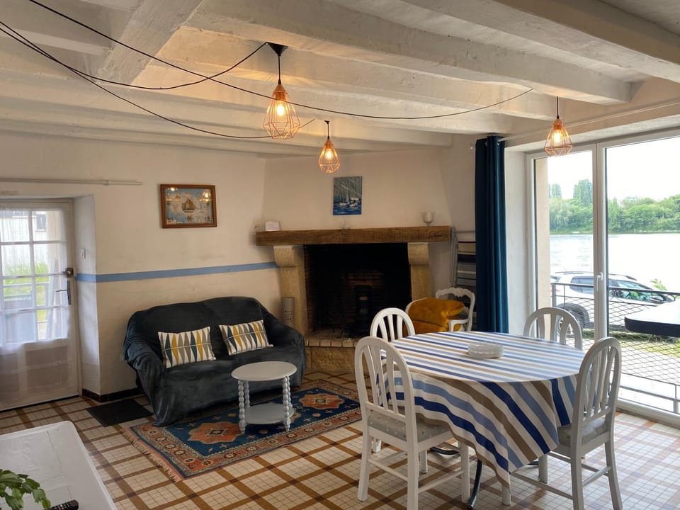 Maison du pêcheur , située sur les bords de la Loire dans un lieu calme et paisible. House in Pays de la Loire