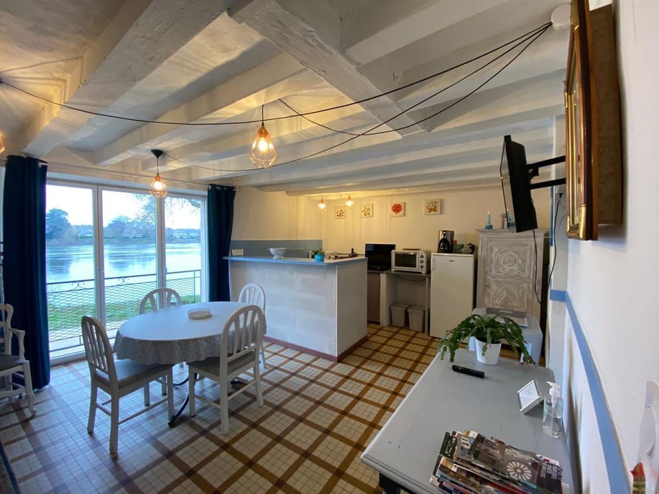 Maison du pêcheur , située sur les bords de la Loire dans un lieu calme et paisible. House in Pays de la Loire