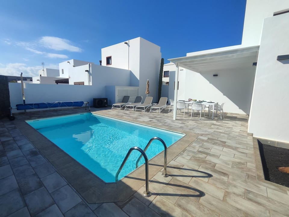 Property building, Day, Balcony/Terrace, Swimming pool, Breakfast, sunbed