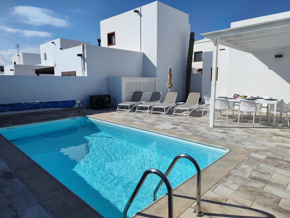 Property building, Swimming pool, Breakfast