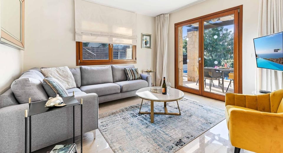 TV and multimedia, Living room, Seating area, Floor plan