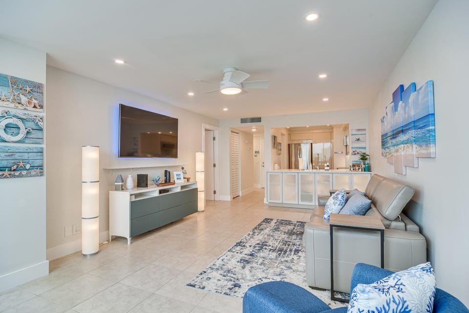 Stylish St Petersburg Condo w/ Balcony + Bay Views House in Isla del Sol