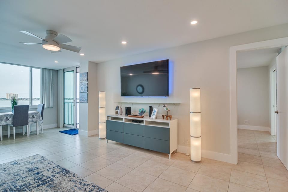 Stylish St Petersburg Condo w/ Balcony + Bay Views House in Isla del Sol