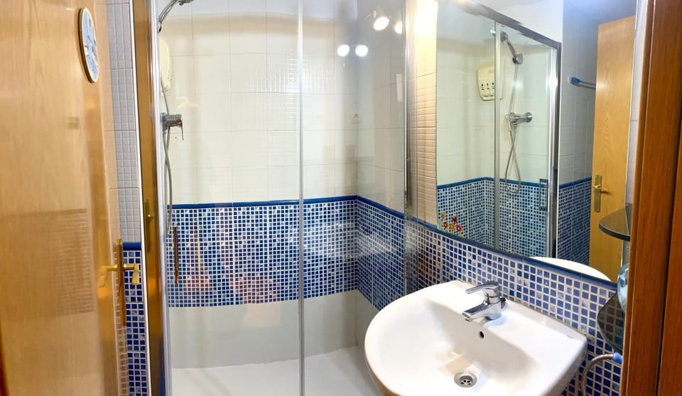 Big Family Terrassa Parking and noise free Apartment in Terrassa