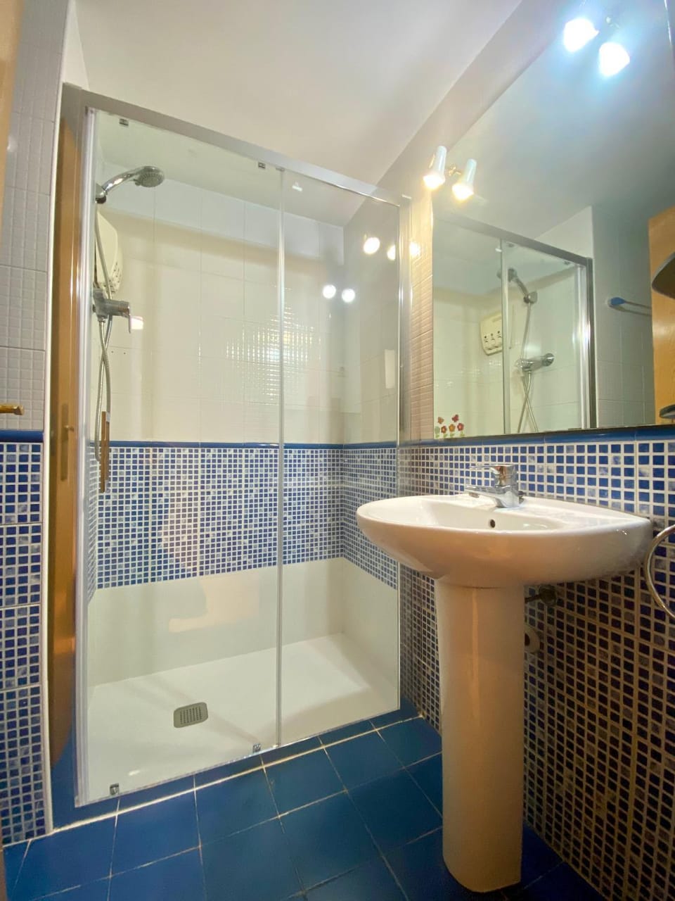 Big Family Terrassa Parking and noise free Apartment in Terrassa