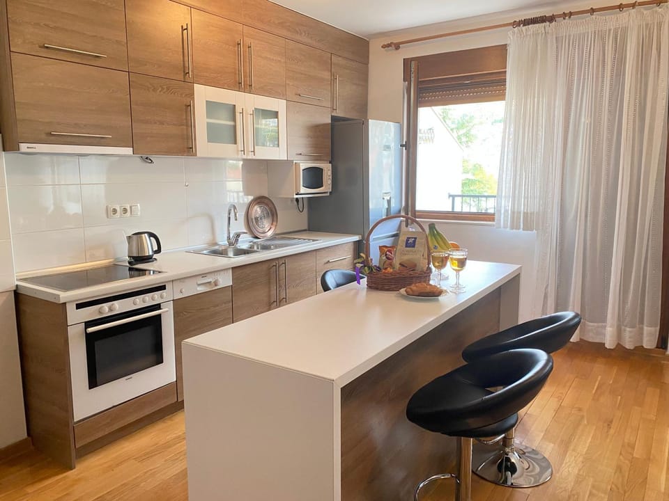 Coffee/tea facilities, Kitchen or kitchenette, Dining area, dishwasher, minibar, pet friendly, stove