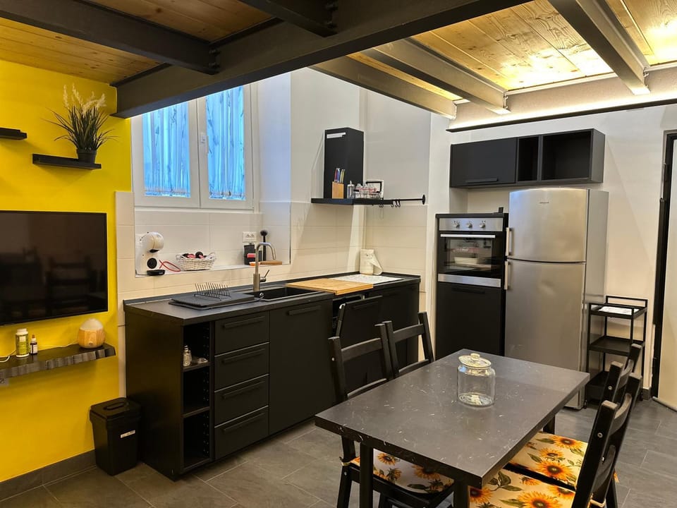 TV and multimedia, Kitchen or kitchenette, Dining area, dishwasher, oven, pet friendly, stove
