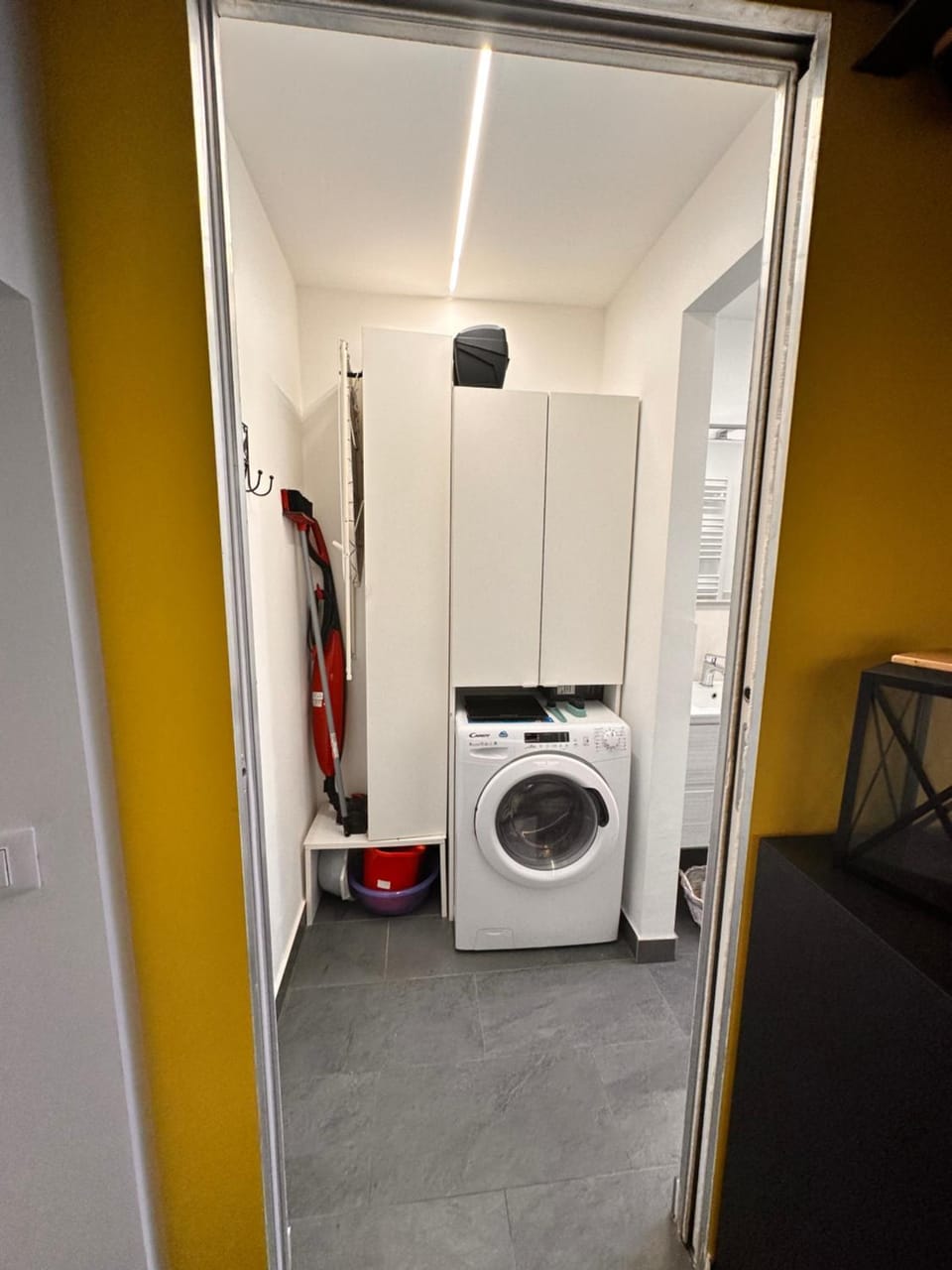 wardrobe, washing machine