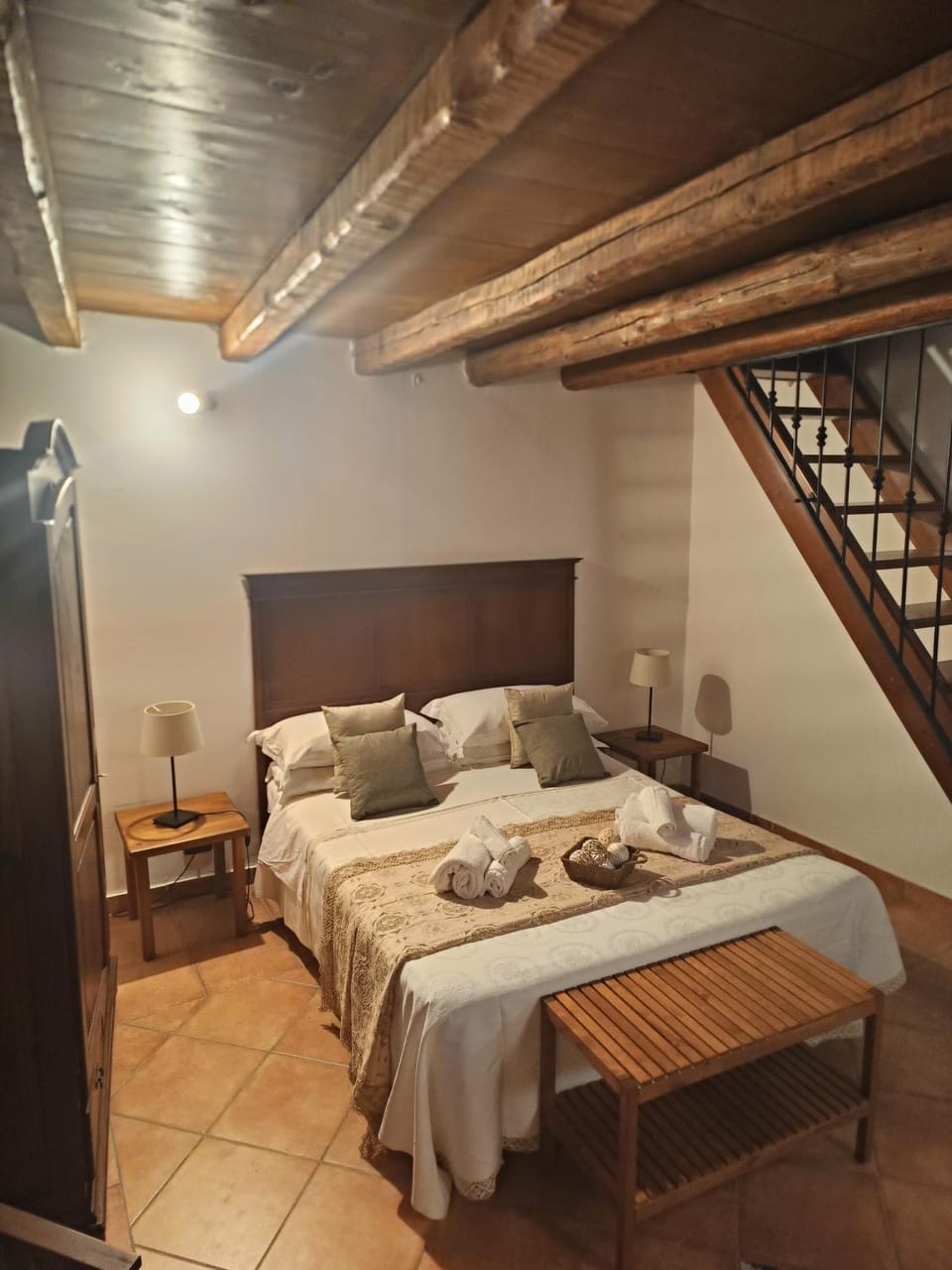 Bed, Bedroom, towels