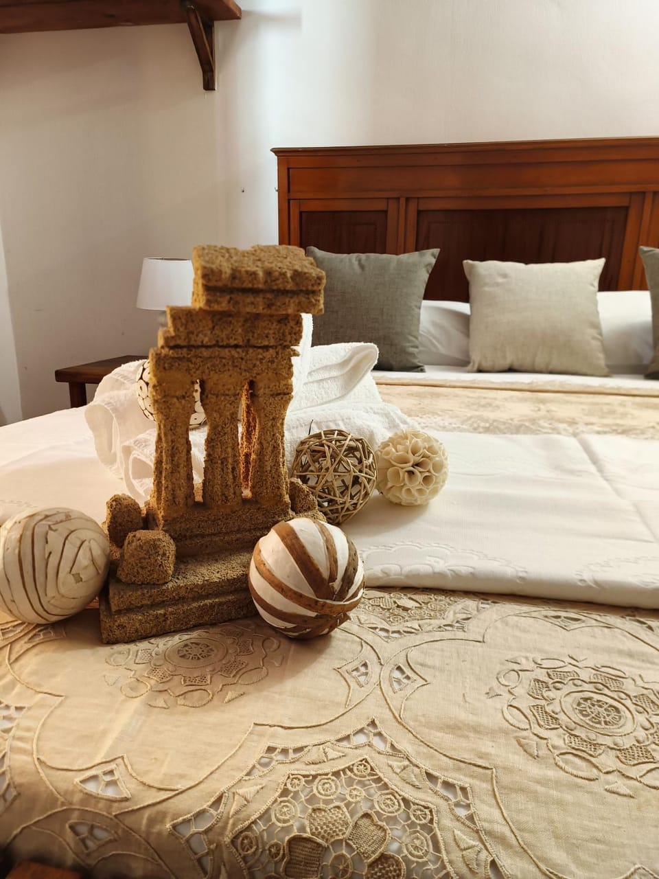 Bed, towels