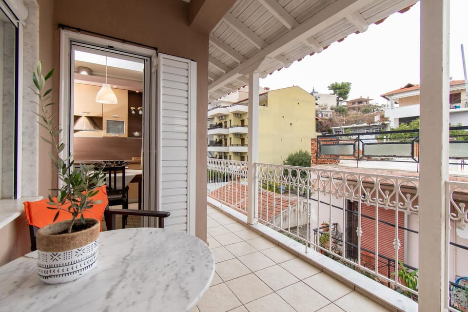 Property building, Day, Balcony/Terrace