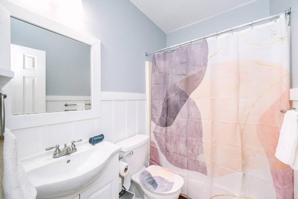 Free Parking - High Speed Internet - Yard Apartment in Pittsburgh