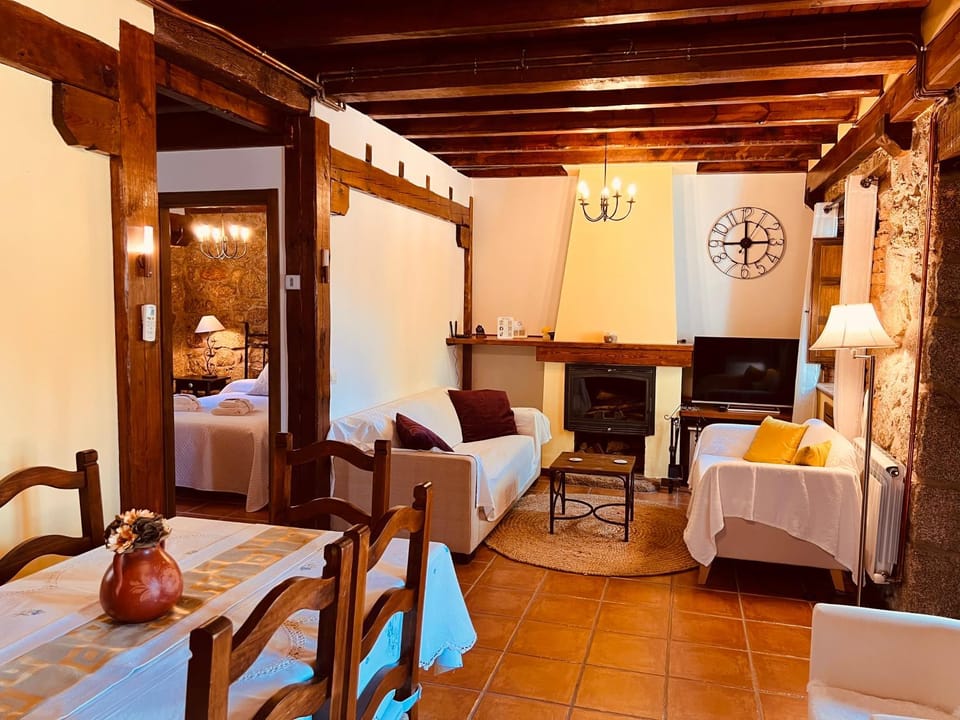 Bed, TV and multimedia, Living room, Seating area, Dining area, Bedroom, Facility for disabled guests, fireplace, air conditioner