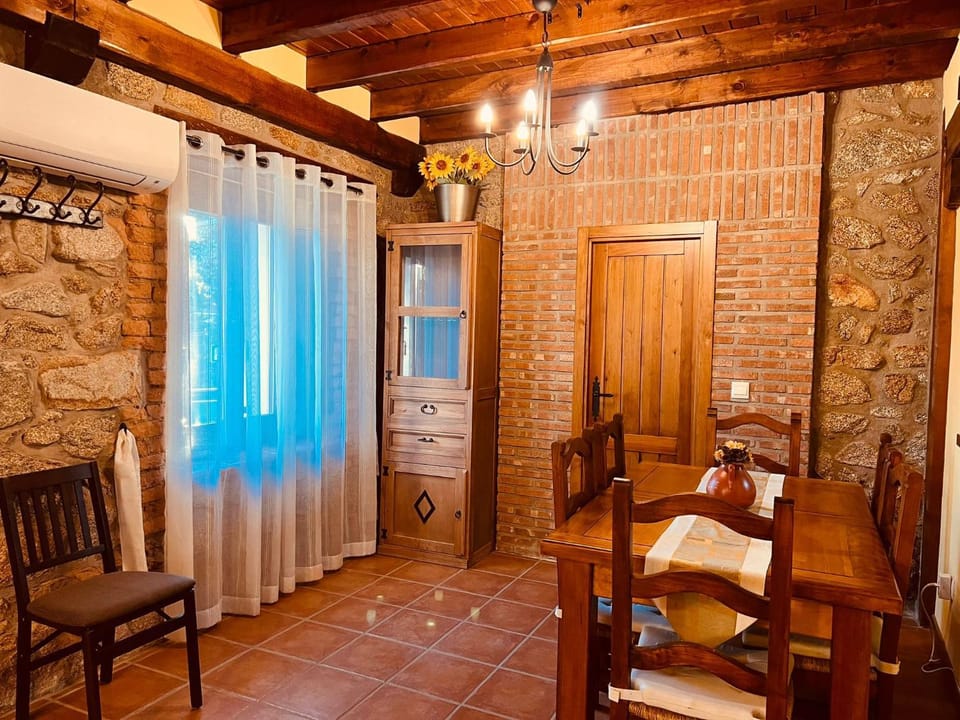 Dining area, heating, pet friendly, air conditioner